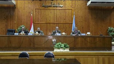 محافظ أسيوط يكرم أطباء المعامل المركزية بالمستشفى الجامعى