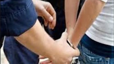يدعي سرقة سيارة والده بالاكراه لبيعها و الزواج من حبيبته