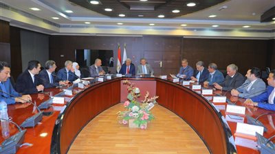 وزير النقل ومحافظ أسوان يبحثان تطوير الطريق الصحراوي الغربي