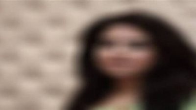 فستان جرئ لفنانة مشهورة فى المقابر يشعل غضب رواد السوشيال ميديا.. صور