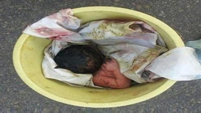 رجل يلقى بتوأم حديث الولادة فى القمامة.. فيديو