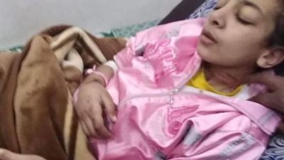 أب يعذب ابنته بعد تجريدها من ملابسها بطريقة بشعة بمساعدة زوجته