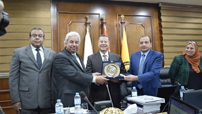 جامعة بني سويف تكرم عميدالطب البيطرى السابق