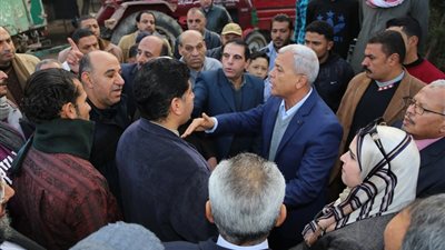 محافظ المنوفية يزور قرية ميت خلف بشبين الكوم ويستمع لشكاوي الأهالي