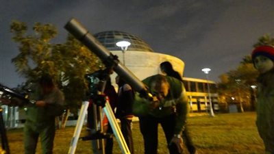 بالصور .. رصد الخسوف الجزئى للقمر بمتحف الطفل