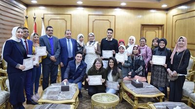 رئيس جامعة بنى سويف يكرم الطلاب المشاركين فى دورة هيئة الاستعلامات
