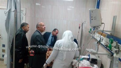 وكيل وزارة الصحة بالبحيرة يتابع حالة المصابين في تصادم سيارتي ميكروباص