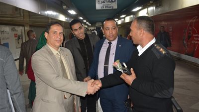 رئيس مترو الأنفاق والعضو المنتدب يقدمان التهنئة لرجال الشرطة ..صور