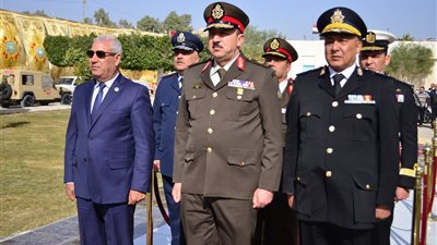 محافظ مطروح وقائد المنطقة الغربية العسكرية يقدمان التهنئة لمدير أمن مطروح بمناسبة عيد الشرطة