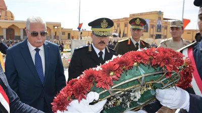 المحافظ ومدير الامن وضعا اكليل الزهور على قبر الجندى المجهول