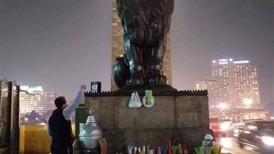 بالصور .. أسود كوبرى قصر النيل تحولت الى كشك شاى وحمص الشام