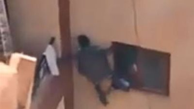 القبض على الأم التى عرضت ابنها للموت من البلكونة