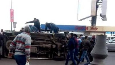اصابة 3 اشخاص بكورنيش الاسكندرية إثر انقلاب ميكروباص