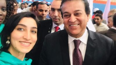 طلاب عين شمس يلتقطون الصور التذكارية مع وزير التعليم العالى