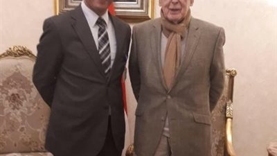 رئيس فرنسا الأسبق في جولة سياحية بالأقصر واسوان