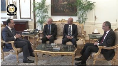 مدبولى يستقبل الرئيس التنفيذى لشركة أورانج العالمية.. فيديو
