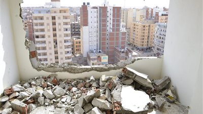 البدء فى إزالة 5 أدوار مخالفة بعقار جديد بشارع علم الروم بمرسى مطروح
