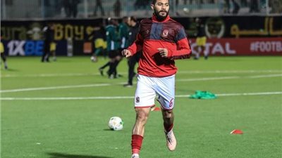 الفحص الطبى يحدد غياب مدافع الأهلى عن الملاعب