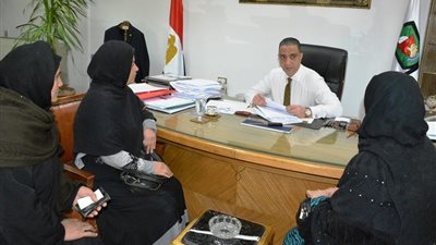 محافظ سوهاج يستقبل ١٨ مواطن بمكتبه للإستماع الى الشكاوى والطلبات.. صور