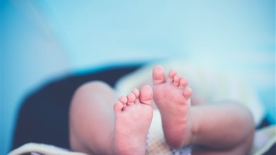 الأب باع الجنين فى بطن زوجته على الفيس بوك