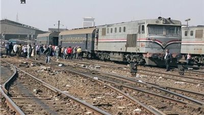 السكة الحديد :سيارة ربع نقل تقتحم مزلقان الرقة على خط القاهرة اسوان
