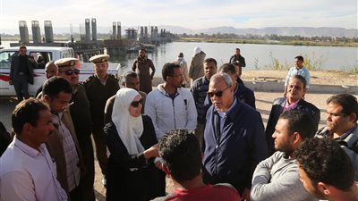 محافظ قنا يتفقد العمل بمحور قوص نقادة .. صور