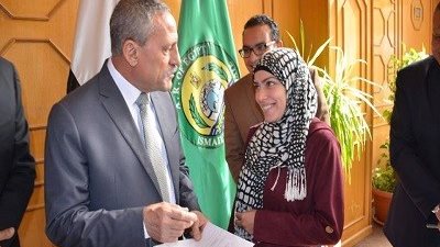 محافظ الإسماعيلية يسلم عقود عمل لشباب الخريجين
