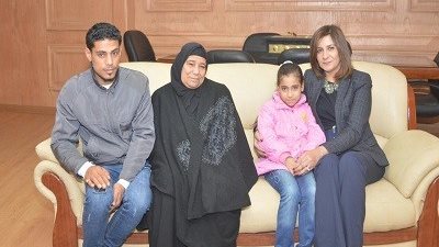 وزيرة الهجرة تستقبل أسرة 
