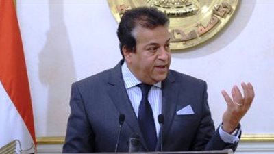 وزير التعليم العالى يستعرض تقريرا حول المبادرة المصرية اليابانية
