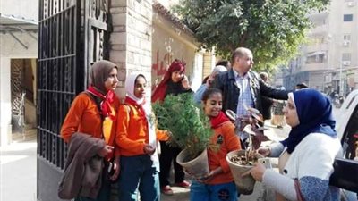 طلاب مدارس ادارة العمرانية يرسمون جداريات المدارس ويزرعون الورود بالحى