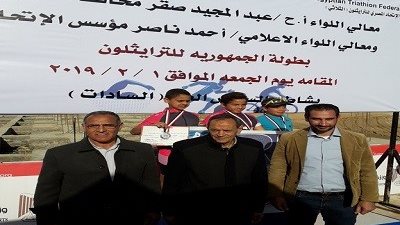 تسليم الميداليات علي الفائزين ببطولة الجمهورية للترايثلون بشاطئ السويس