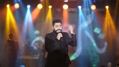 بالصور .. تامر حسني يشعل حفلا ضخما بأحد الفنادق النيلية