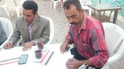 مواطنون يوقعون على استمارة 