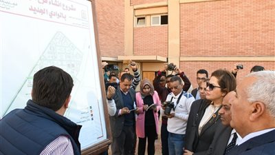 وزيرة التخطيط تتفقد مصانع الملابس الجاهزة والفخار والبوتاجاز بالوادي الجديد