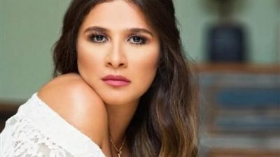 ياسمين عبد العزيز تتحدى إليسا.. تعرف على التفاصيل