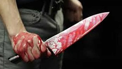 عامل ضبط صديق عمره برفقة زوجته تحت السرير