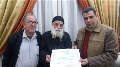 تعليم الخانكة يكرم كاهن الكنيسة لجهوده في إثراء العملية التعليمية