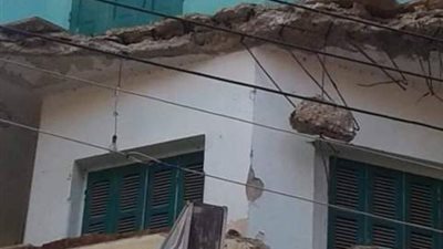 اصابة عامل سقطت عليه اجزاء من شرفة منزل بالغربية .. صور