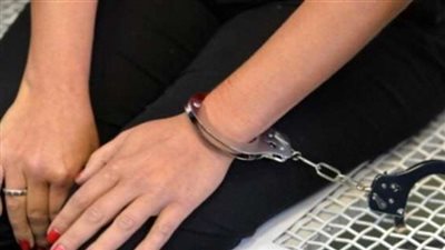 بسبب الشبه.. أختها التوأم تستولى على مدخراتها