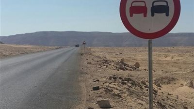 تاجرخرده وراء اختفاء اللوحات الارشاديه بالطريق الصحراوى
