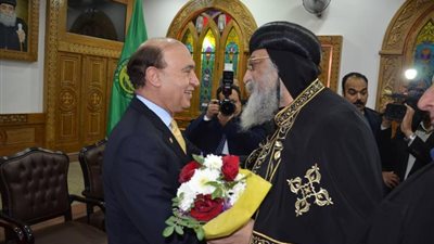 الفريق مميش وقيادات الإسماعيلية يستقبلون البابا تواضروس بالورود.. صور