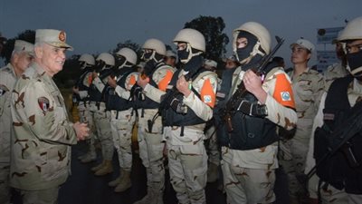 الفريق محمد فريد يتفقد عناصر تأمين المجري الملاحي لقناة السويس