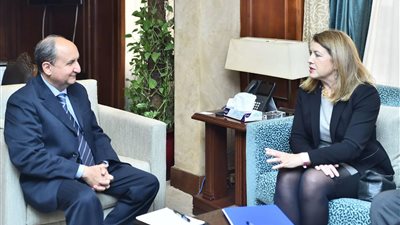 وزير التجارة والصناعة يبحث خطط 