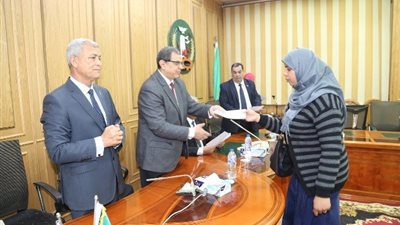 وزير القوى العاملة ومحافظ المنوفية يسلمان شهادة أمان للعمالة غير المنتظمة