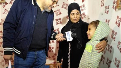 عمرو الليثى يحقق حلم سيدة ويهديها ماكينة خياطة ببرنامج واحد من الناس
