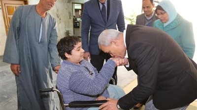 محافظ المنوفية يقبل يد طالب ثانوى أثناء تسليمه كرسي متحرك