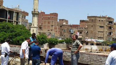رئيس مدينة الزقازيق يستجيب للاهالى ويأمر باصلاح ماسورة الصرف.. بالصور