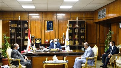 محافظ قنا يناقش آلية الارتقاء بالأنشطة الرياضية بالمحافظة