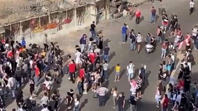 محتجون يقتحمون وزارتي التجارة والطاقة اللبنانيتين وجمعية المصارف.. فيديو