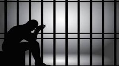 تعود إلى قريتها بعد طول غياب لتجد أسرتها مسجونة بتهمة قتلها